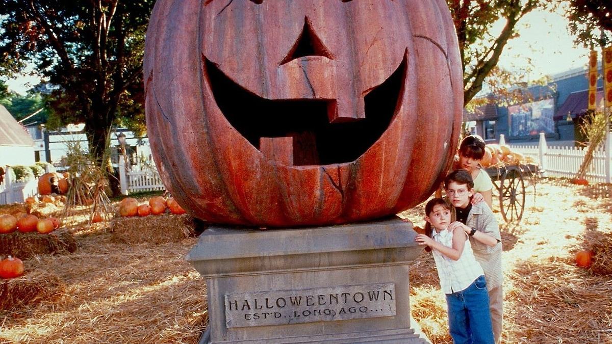 Halloweentown’ review by SpookyFramed🎃 • Letterboxd