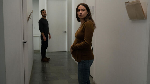 John (Justin Theroux) and Lucy (Ilana Glazer) during a visit to Dr. Hindle’s fertility clinic.