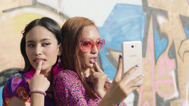 Yuni, what do we need to do to beat Zendaya as Most Watched Actress? (Yuni.)