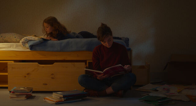 Nelly and her mother (Nina Meurisse) flipping through pages of the past.