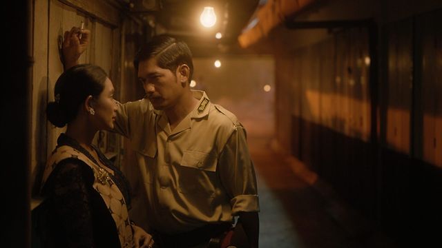 Nana is haunted by dreams of her missing husband, Raden (Ibnu Jamil). 