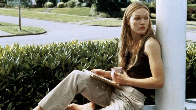 Katarina Stratford (Julia Stiles) contemplates the prospect of a poetry reading.