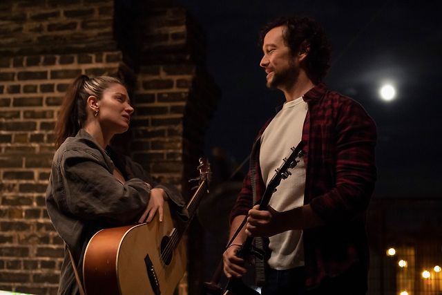 Flora and Jeff (Joseph Gordon-Levitt) meet in the middle.