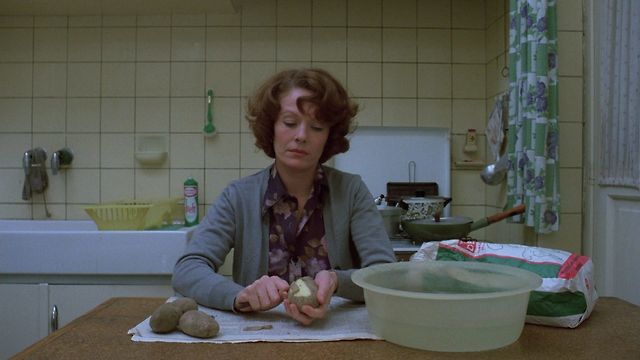 Delphine Seyrig as the eponymous Jeanne Dielman (1975). 