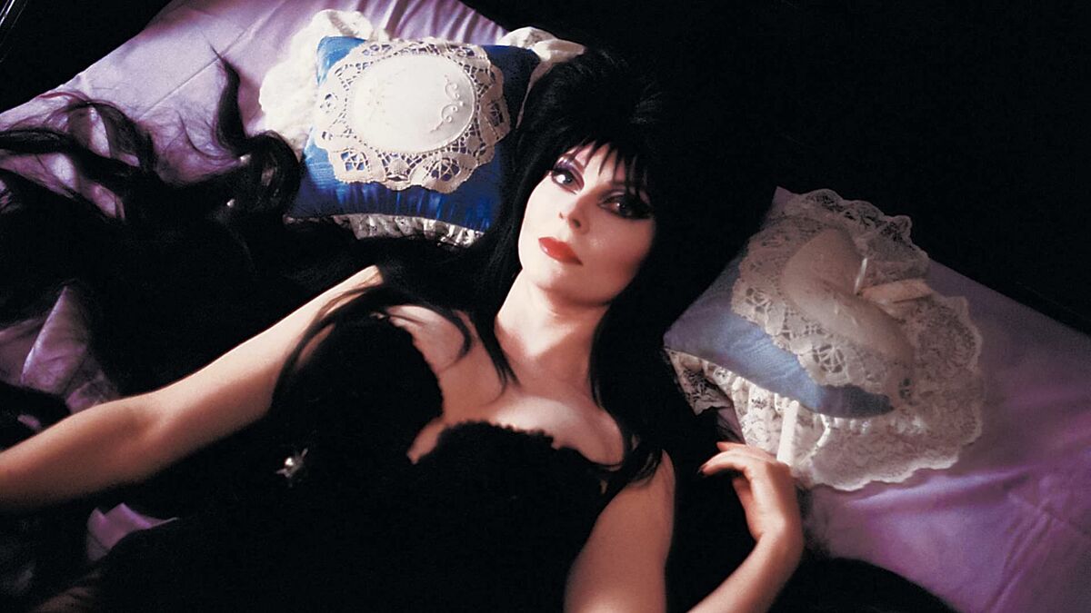 Elvira Mistress Of The Dark 1988 Directed By James Signorelli Reviews Film Cast Letterboxd