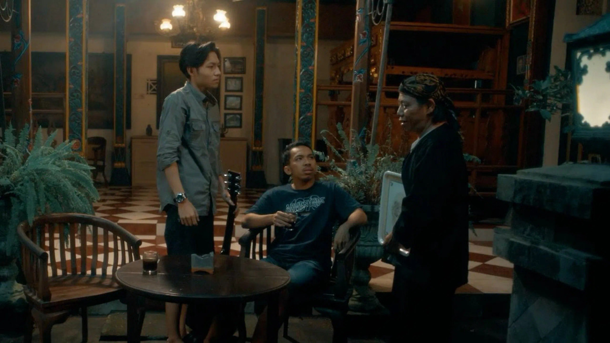 Poster Desa Mati The Movie menampilkan pemandangan desa angker dengan suasana mistis