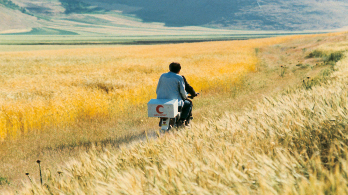 ‎The Wind Will Carry Us (1999) directed by Abbas Kiarostami • Reviews