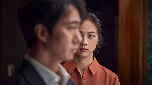 Suspect Seo-rae (Tang Wei) keeps a close eye on Detective Hae-joon (Park Hae-il) in Decision to Leave.