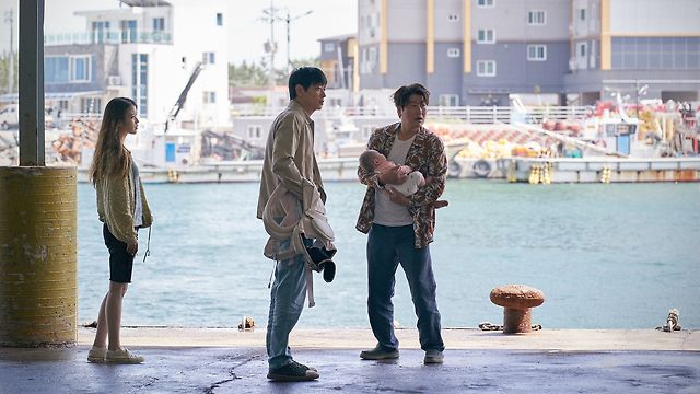So-young, Dong-soo (Gang Dong-won) and Sang-hyeon (Song Kang-ho) trying to make a sale.