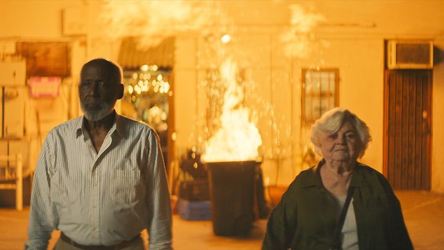 Cool grandparents (Richard Roundtree and Squibb) don’t feel the heat.