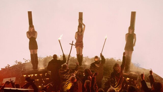 The ladies have their shades on for the stake burning in Lux Æterna (2019).