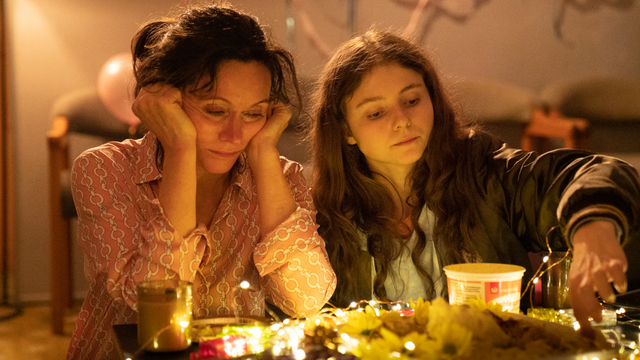 Thomasin McKenzie co-stars as Bunny King’s niece, Tonyah.