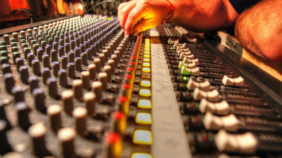 ‎Post-Production Sound and Project Involve: Building the Aural